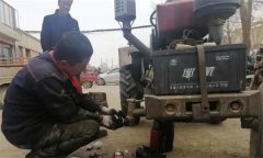 拖拉機固定作業(yè)和牽引其他車輛時應注意什么？